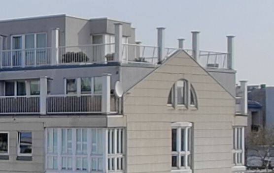 Eine Detailvergrößerung der Superweitwinkelkamera des Oneplus 10 Pro (Bild: Tobias Költzsch/Golem.de)